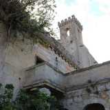 Di pianta rettangolare, � organizzata su due livelli e sul suo tetto spiccano le merlature e la torre che la fanno assomigliare a una roccaforte medievale